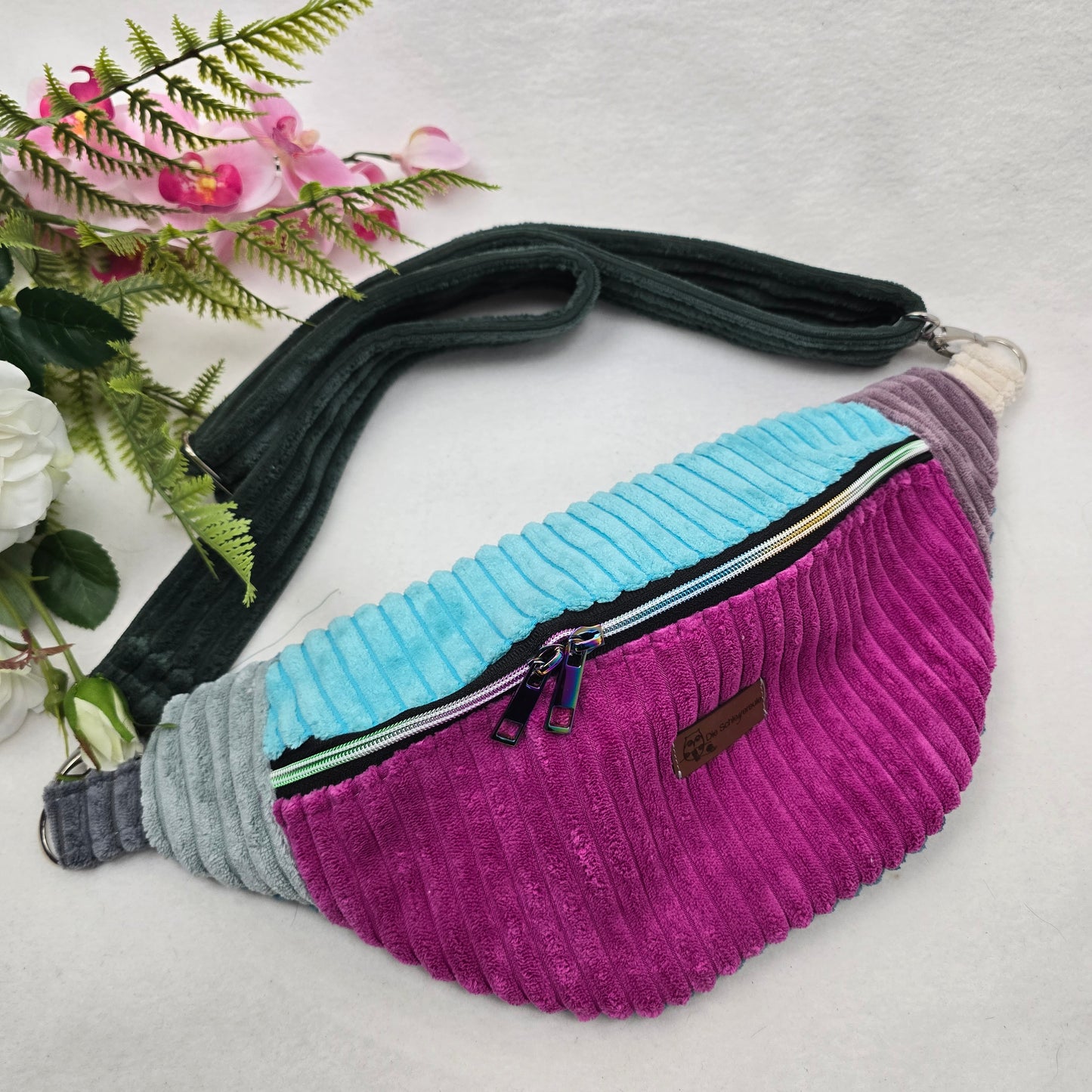 CrossBert Handmade Crossbody Bag – Umhängetasche aus Cord, rechts & links tragbar, Herbsttasche, Geschenk für Frauen, Innen- u. Außentasche