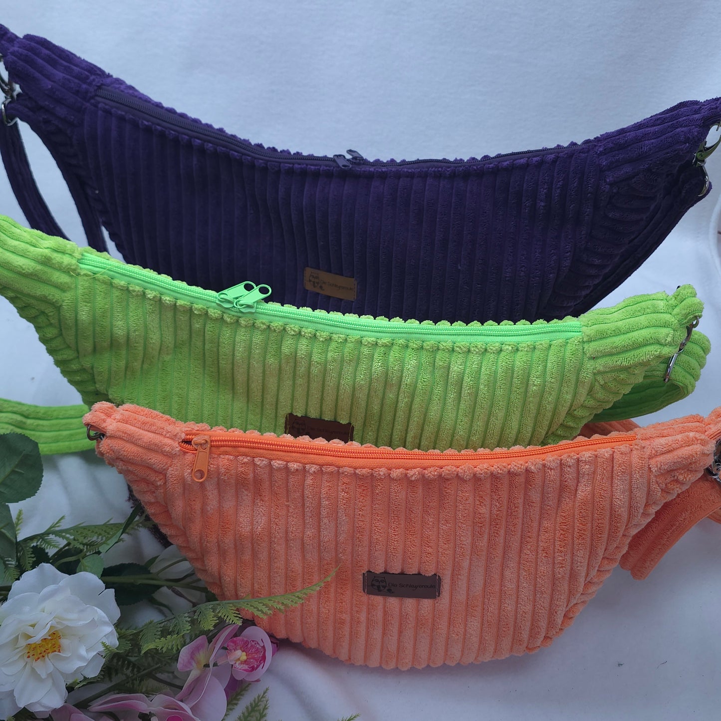 Moonika Chunky – handgemachte MoonBag aus Breitcord | Halbmondtasche mit austauschbarem Crossbody-Gurt