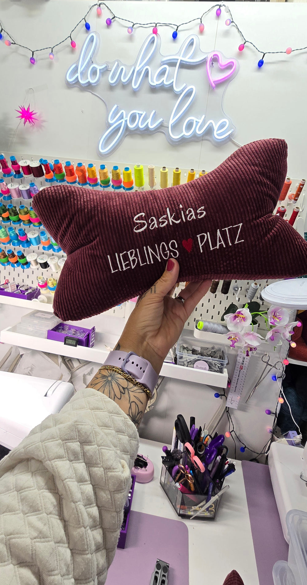Bestickter Leseknochen als Firmengeschenk
