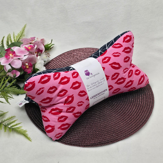 Leseknochen Kiss me pink | Nackenkissen Nackenrolle Kissen Tabletthalter Buchstütze Nackenhörnchen  waschbar