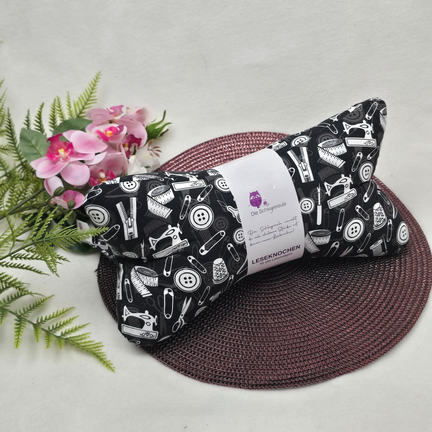 Leseknochen Handmade schwarz | Nackenkissen Nackenrolle Keilkissen Tablethalter Buchstütze Deko waschbar