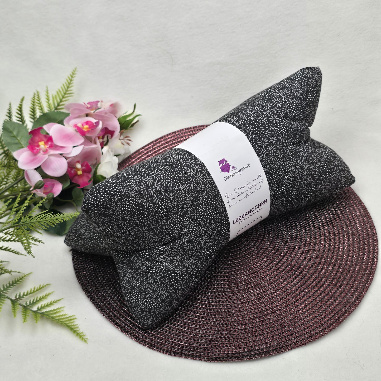 Leseknochen Black Flower | Nackenkissen Nackenrolle Keilkissen Tablethalter Buchstütze Deko waschbar