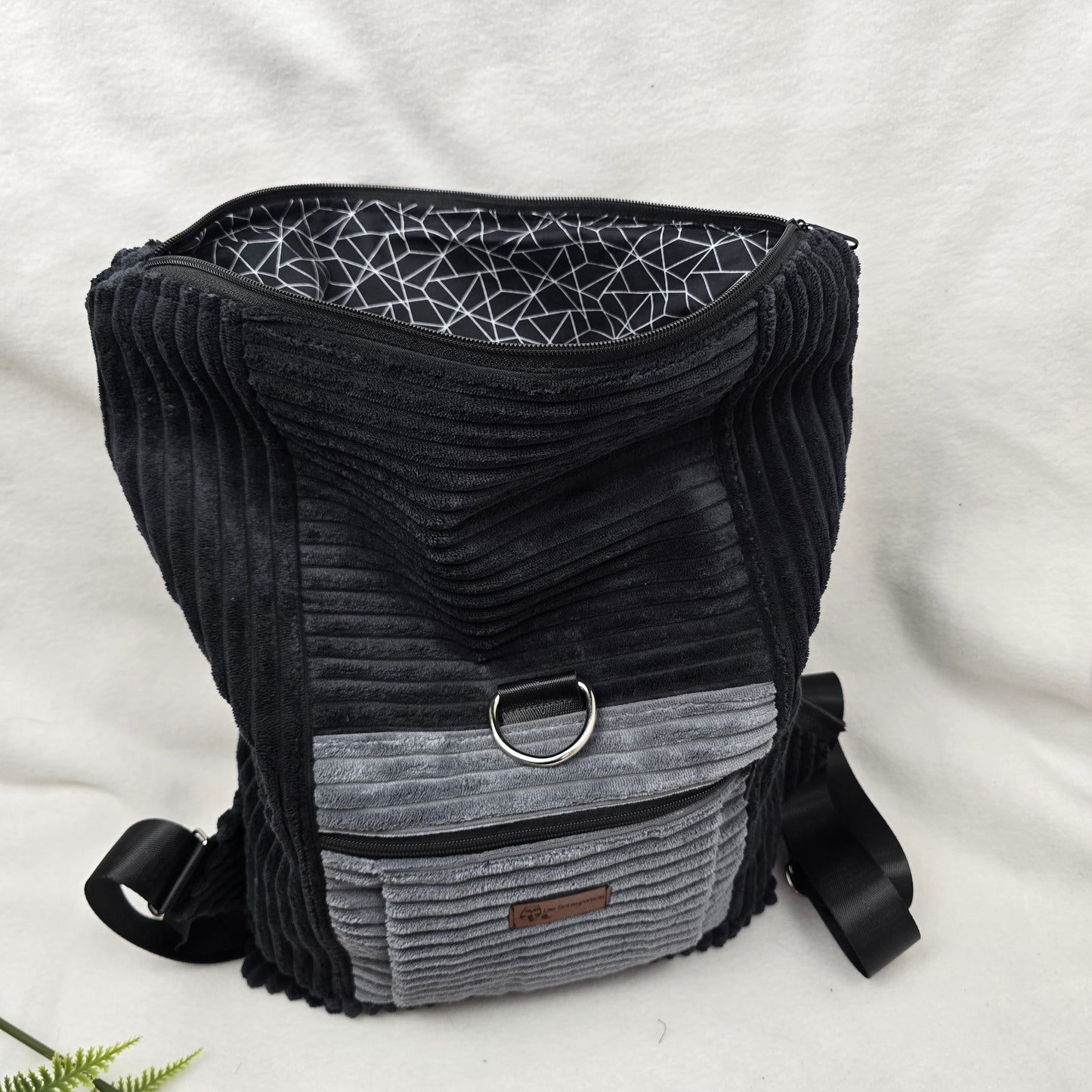 BackBert Handmade – Rucksack aus Cord, Gurt verstellbar, Geschenk für Frauen, Innen- u. Außentasche