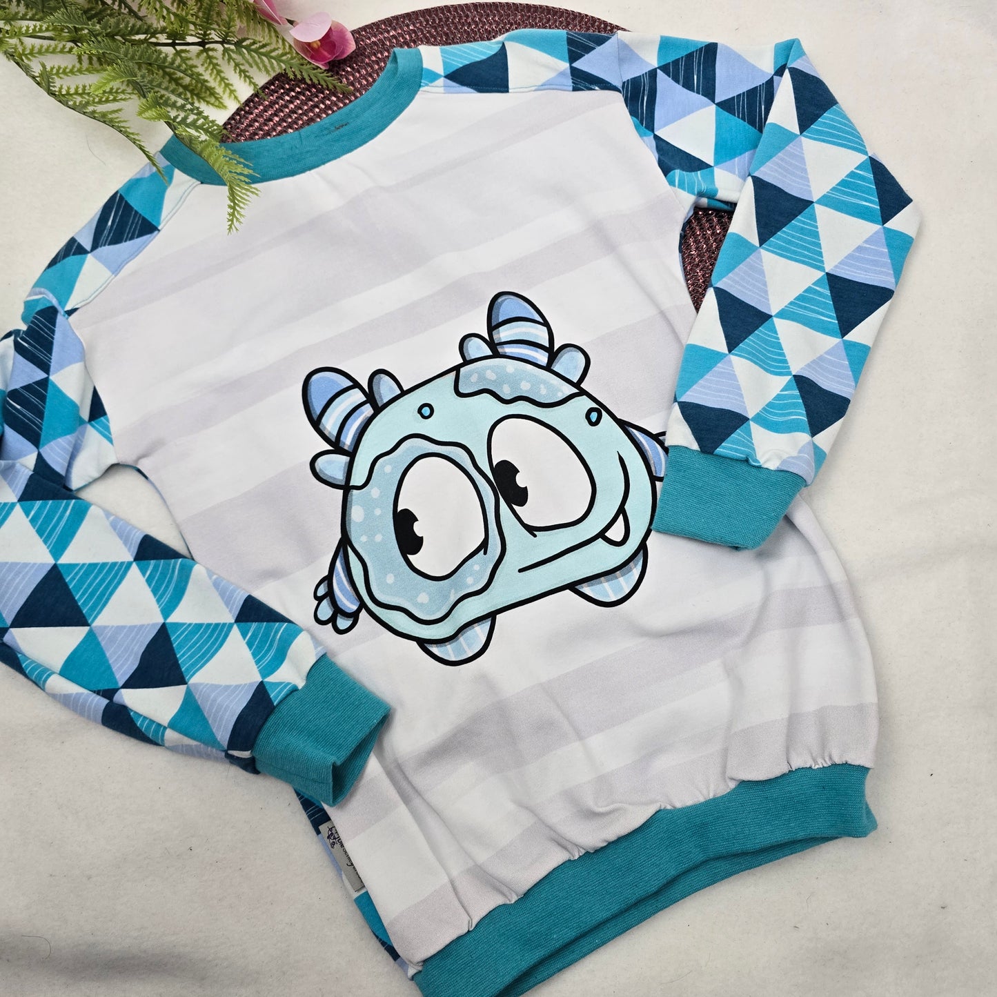 Pulli 128 Blaue Dreiecke