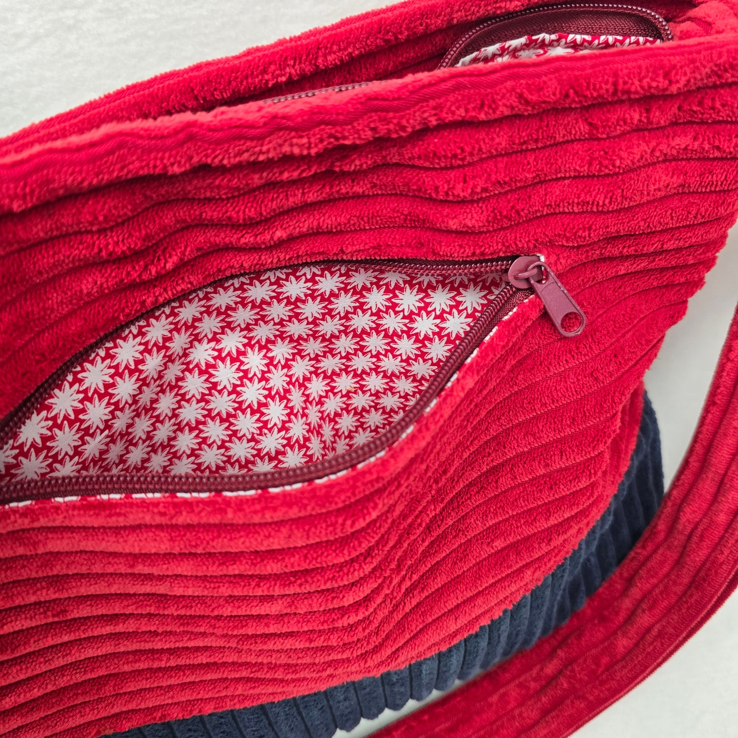 Cord-Handtasche CORDELIA CHUNKY Handtasche Umhängetasche Breitcord Träger längenverstellbar Innentasche Außentasche Crossbody