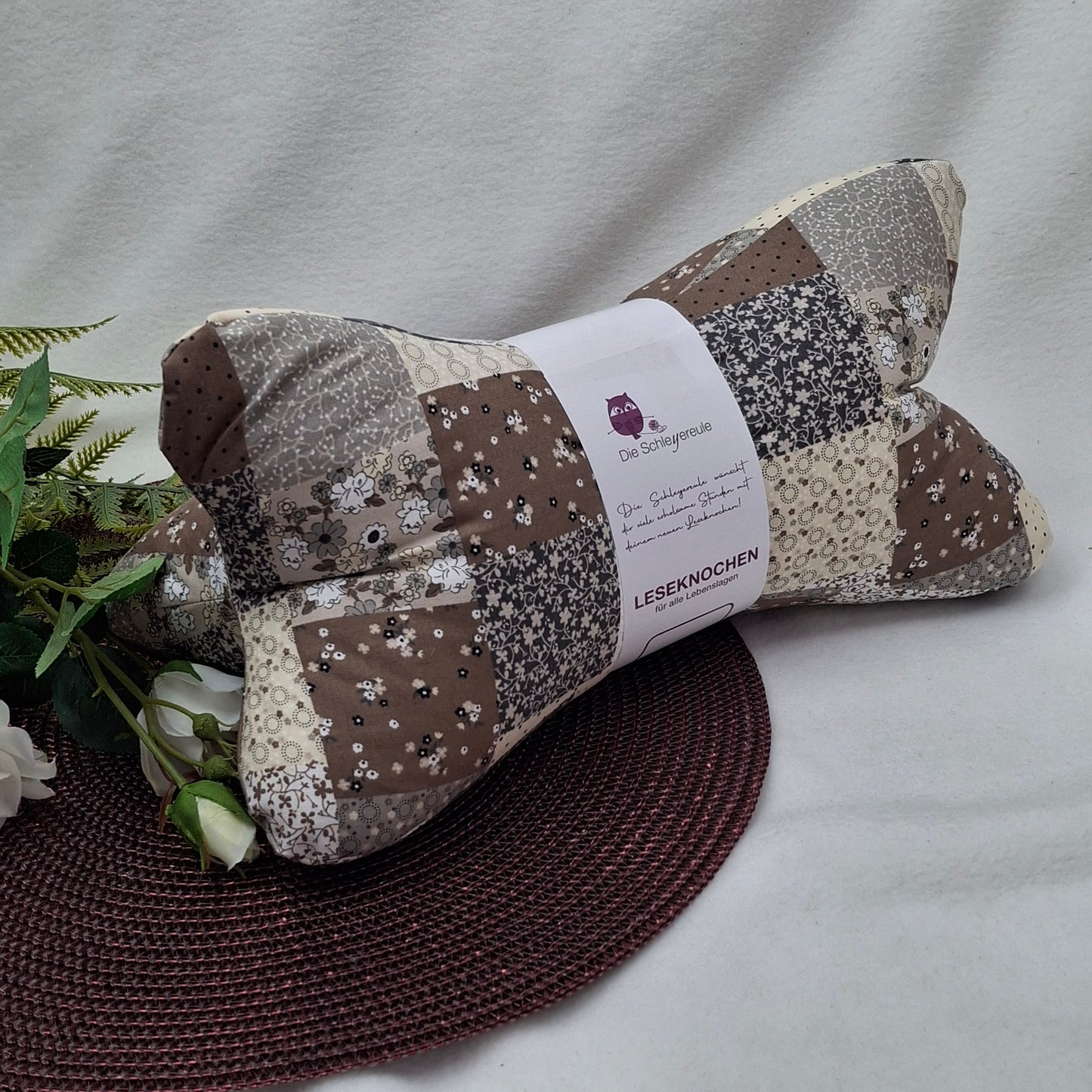Leseknochen Patchwork beige | Nackenkissen Nackenrolle Kissen Tablethalter Buchstütze Nackenhörnchen Deko waschbar