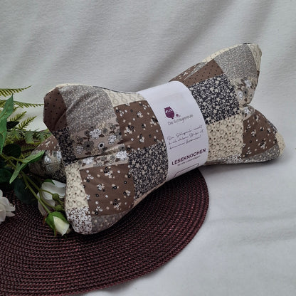 Leseknochen Patchwork beige | Nackenkissen Nackenrolle Kissen Tablethalter Buchstütze Nackenhörnchen Deko waschbar