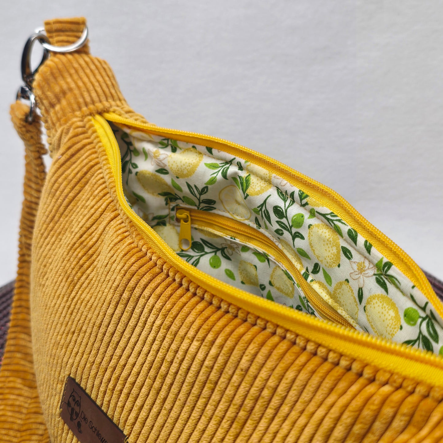 Moonika – handgemachte MoonBag aus Feincord | Halbmondtasche mit austauschbarem Crossbody-Gurt