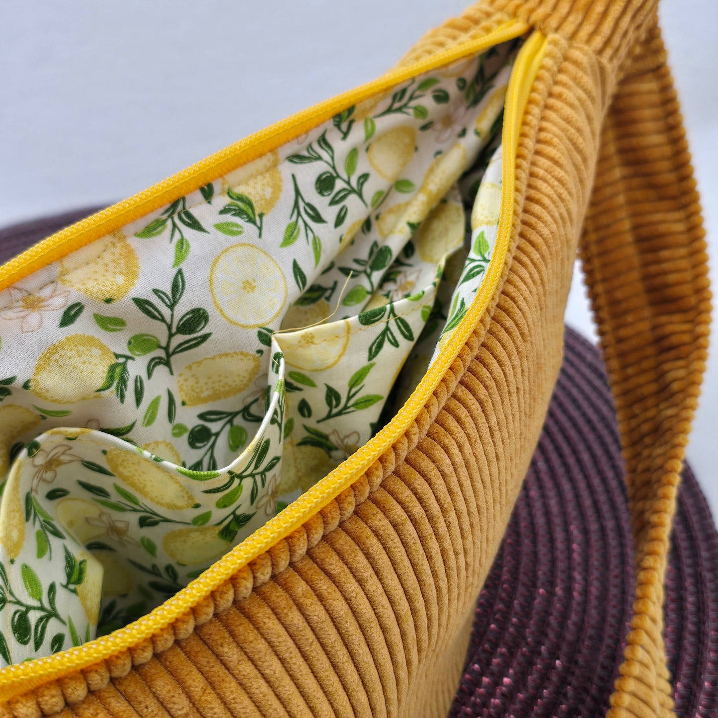 Moonika – handgemachte MoonBag aus Feincord | Halbmondtasche mit austauschbarem Crossbody-Gurt
