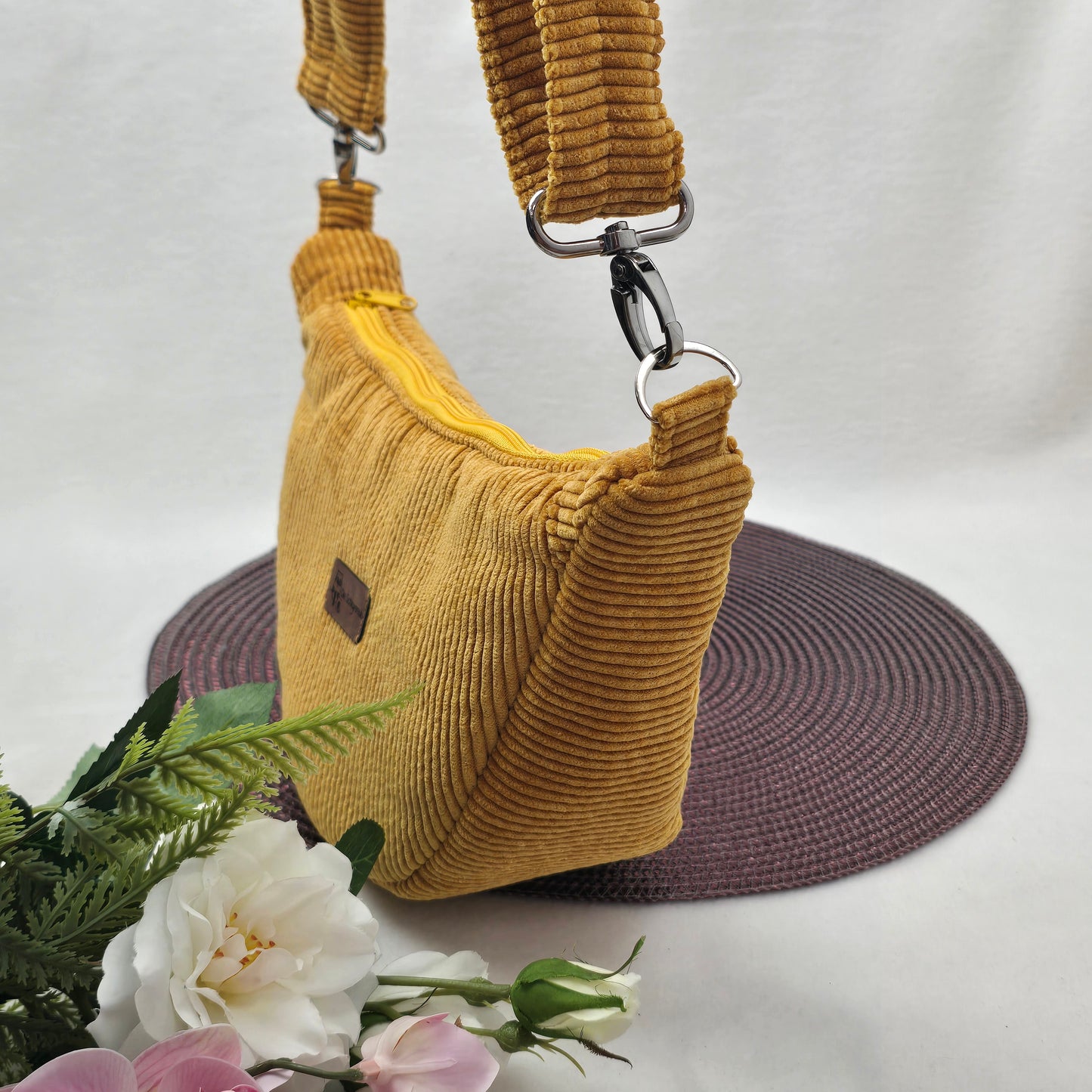 Moonika – handgemachte MoonBag aus Feincord | Halbmondtasche mit austauschbarem Crossbody-Gurt