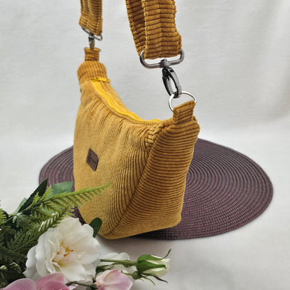 Moonika – handgemachte MoonBag aus Feincord | Halbmondtasche mit austauschbarem Crossbody-Gurt