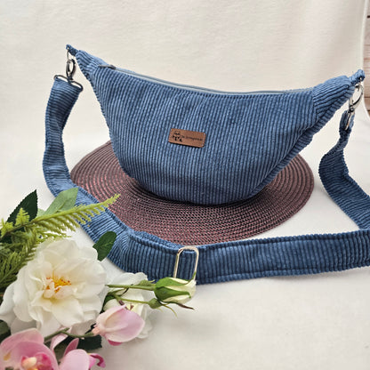 Moonika – handgemachte MoonBag aus Feincord | Halbmondtasche mit austauschbarem Crossbody-Gurt