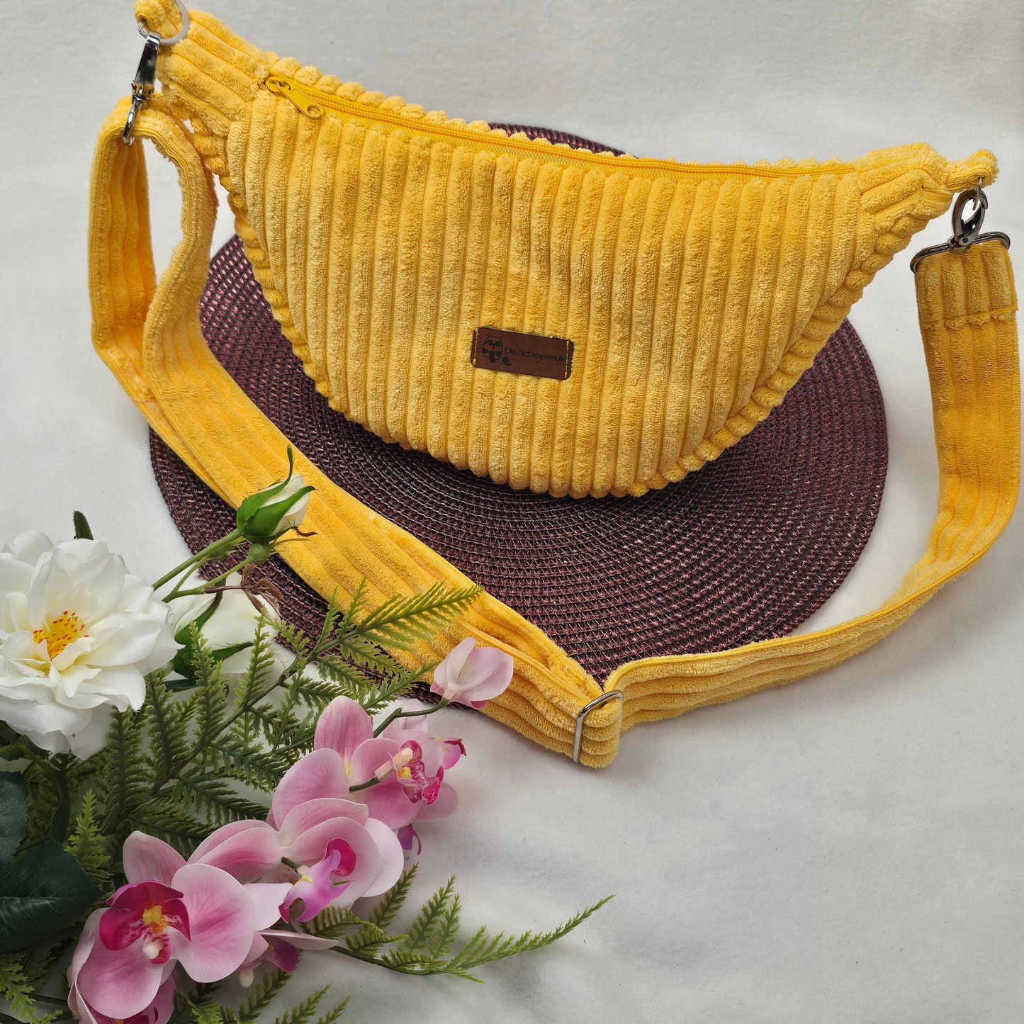 Moonika Chunky – handgemachte MoonBag aus Breitcord | Halbmondtasche mit austauschbarem Crossbody-Gurt