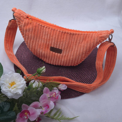 Moonika Chunky – handgemachte MoonBag aus Breitcord | Halbmondtasche mit austauschbarem Crossbody-Gurt