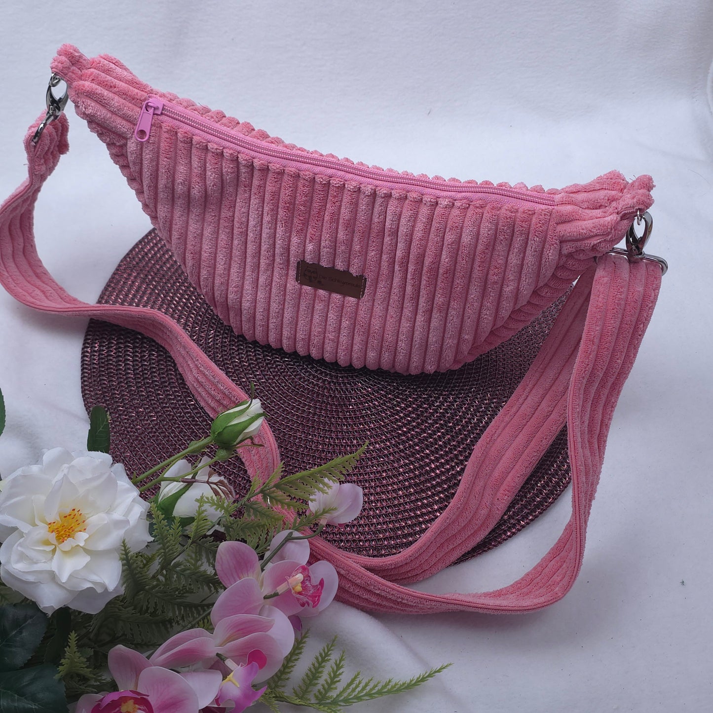 Moonika Chunky – handgemachte MoonBag aus Breitcord | Halbmondtasche mit austauschbarem Crossbody-Gurt