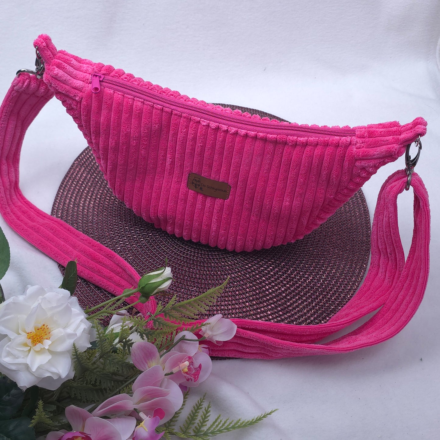 Moonika Chunky – handgemachte MoonBag aus Breitcord | Halbmondtasche mit austauschbarem Crossbody-Gurt