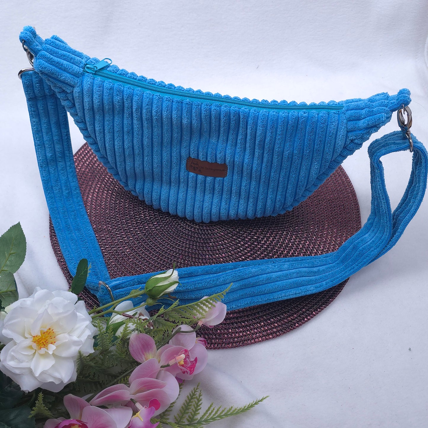 Moonika Chunky – handgemachte MoonBag aus Breitcord | Halbmondtasche mit austauschbarem Crossbody-Gurt