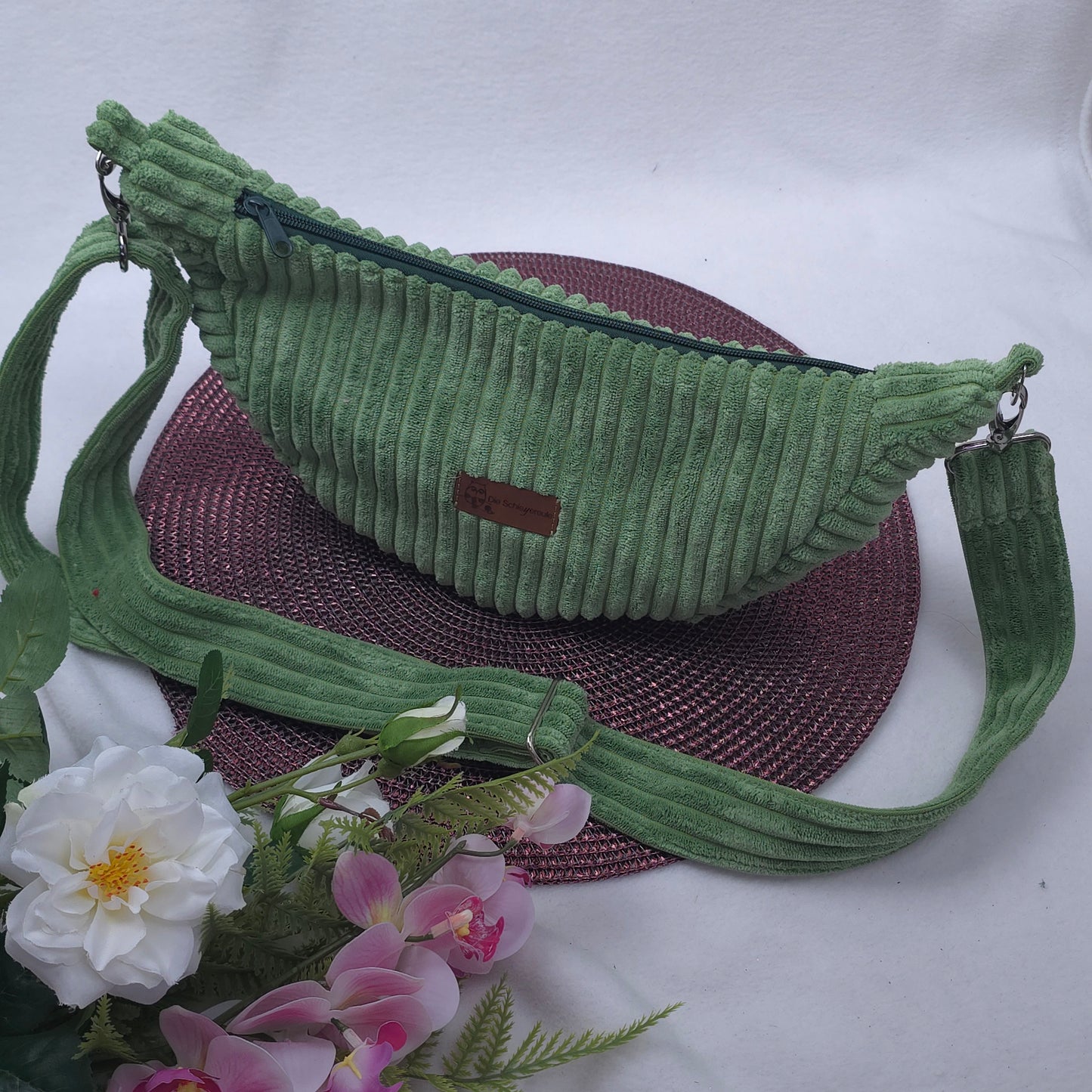 Moonika Chunky – handgemachte MoonBag aus Breitcord | Halbmondtasche mit austauschbarem Crossbody-Gurt