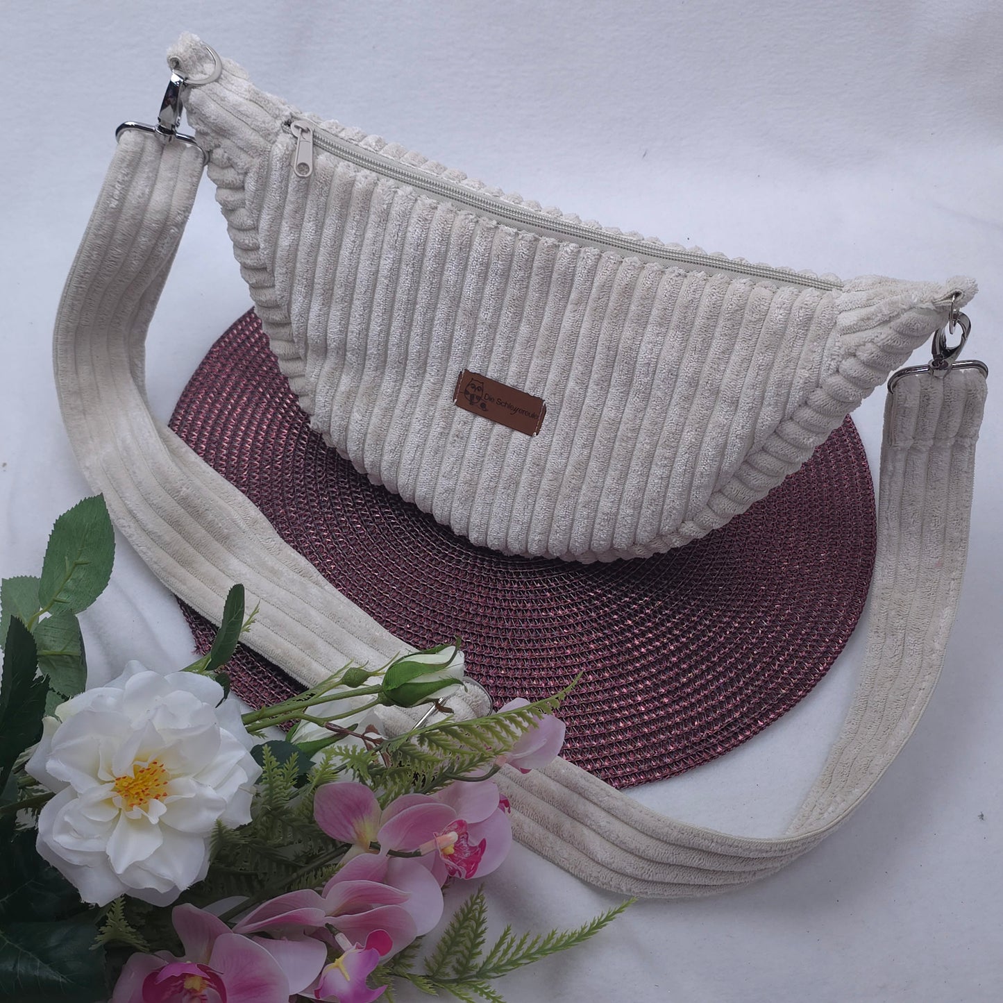 Moonika Chunky – handgemachte MoonBag aus Breitcord | Halbmondtasche mit austauschbarem Crossbody-Gurt