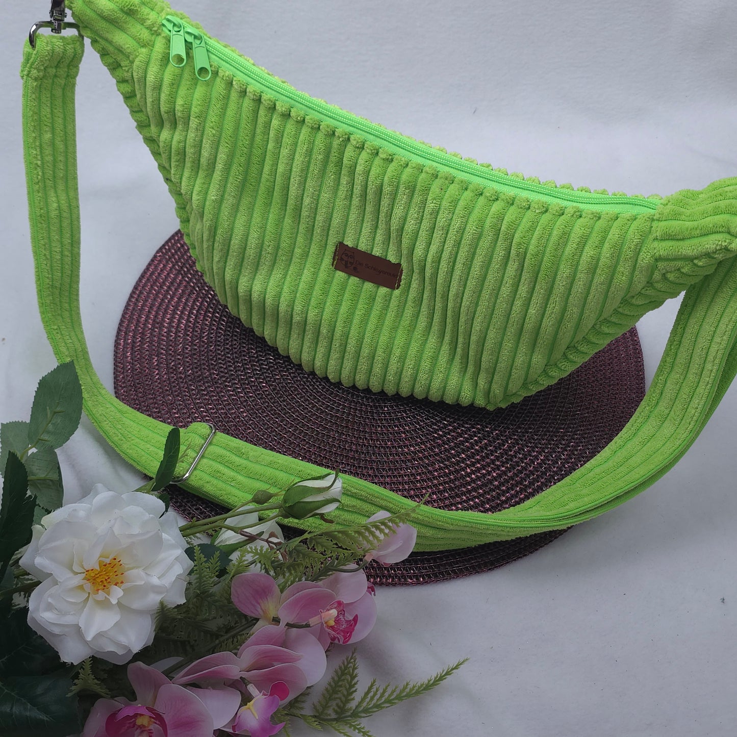 Moonika Chunky – handgemachte MoonBag aus Breitcord | Halbmondtasche mit austauschbarem Crossbody-Gurt