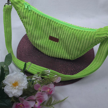 Moonika Chunky – handgemachte MoonBag aus Breitcord | Halbmondtasche mit austauschbarem Crossbody-Gurt