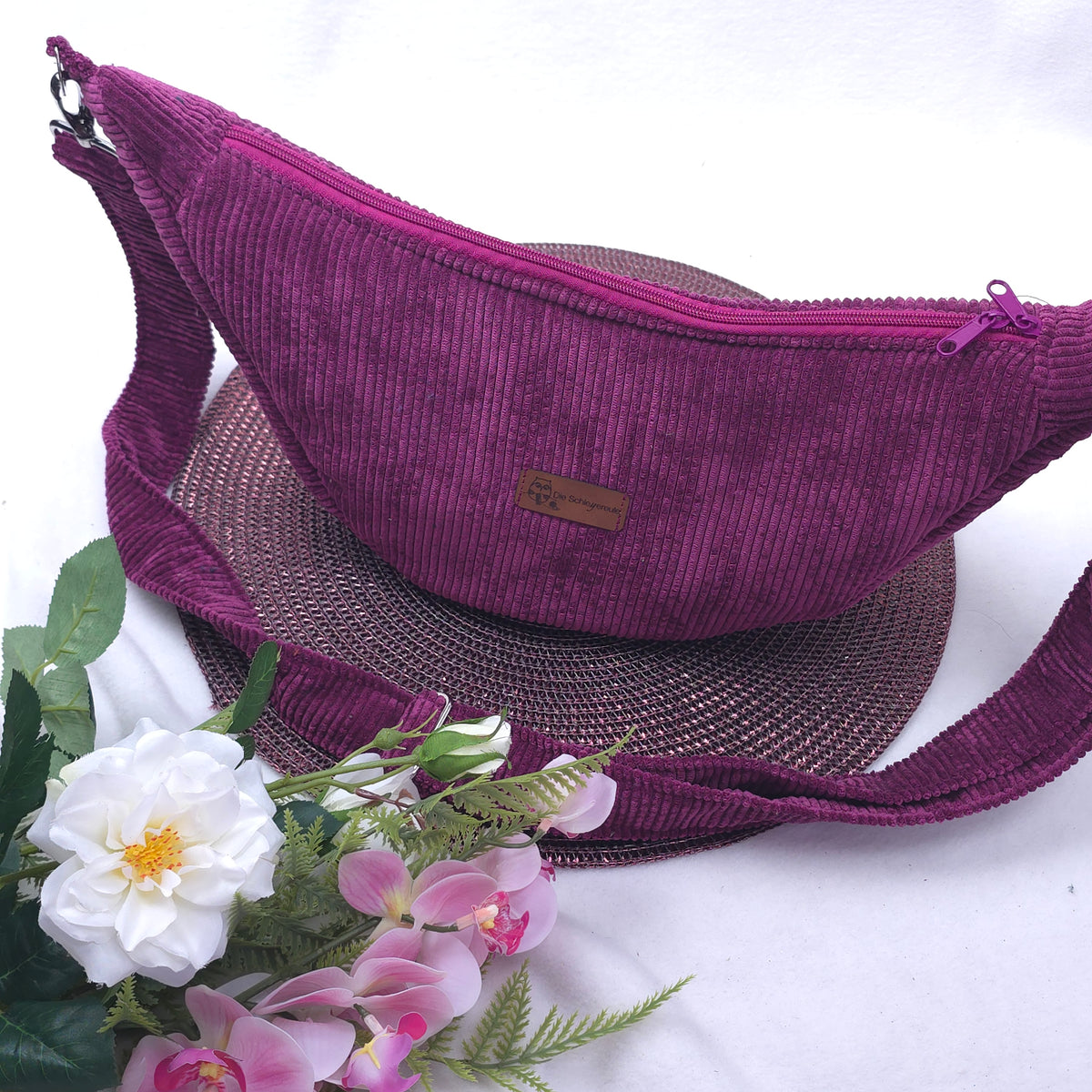 Moonika – handgemachte MoonBag aus Feincord | Halbmondtasche mit austauschbarem Crossbody-Gurt