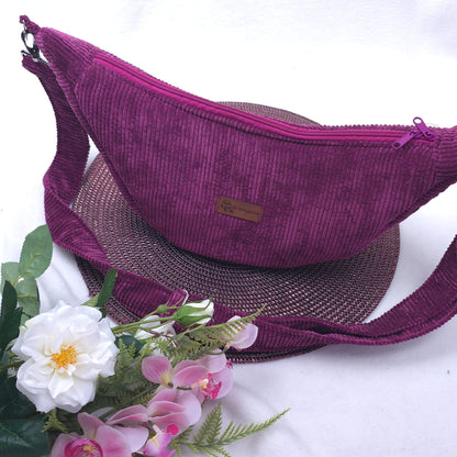 Moonika – handgemachte MoonBag aus Feincord | Halbmondtasche mit austauschbarem Crossbody-Gurt