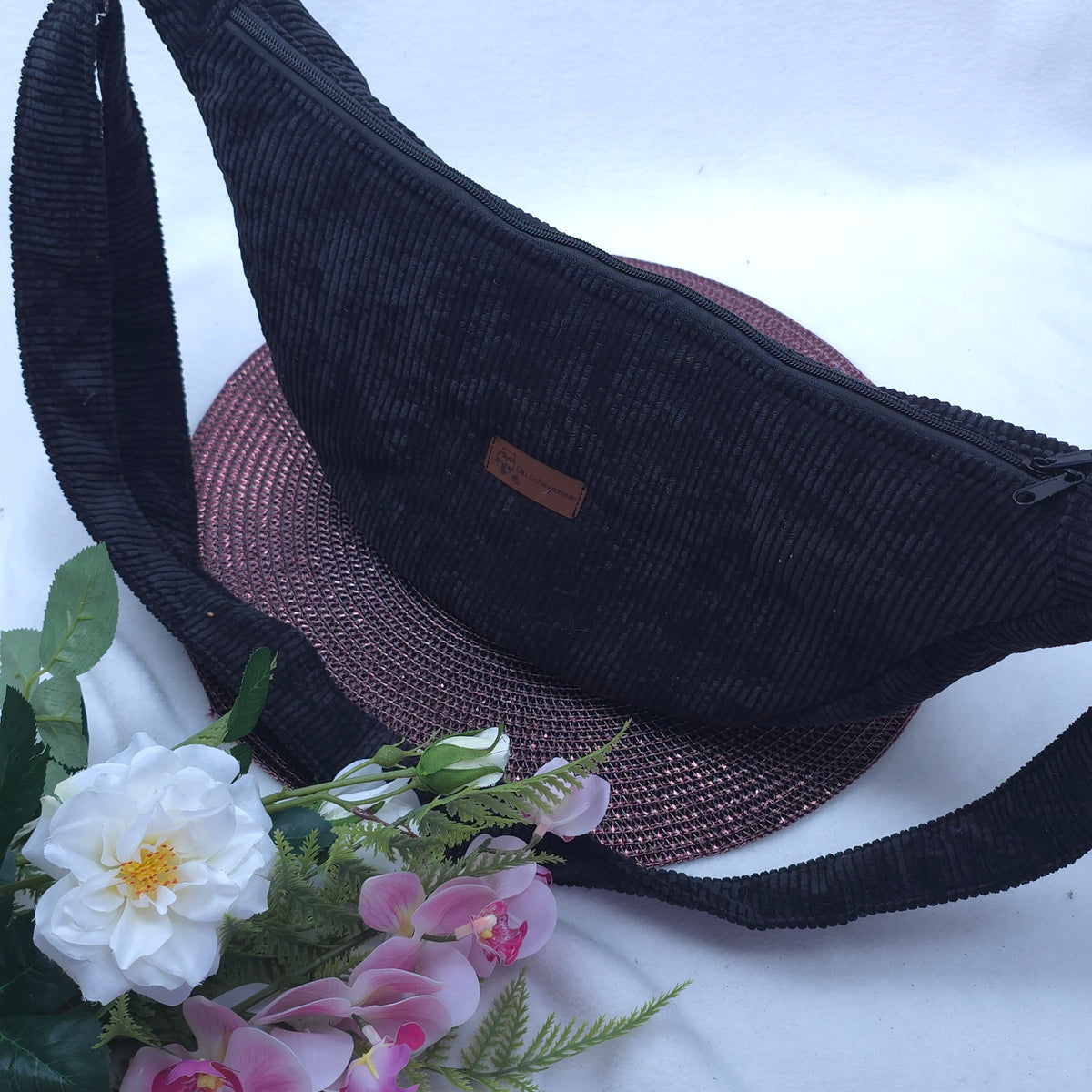 Moonika – handgemachte MoonBag aus Feincord | Halbmondtasche mit austauschbarem Crossbody-Gurt