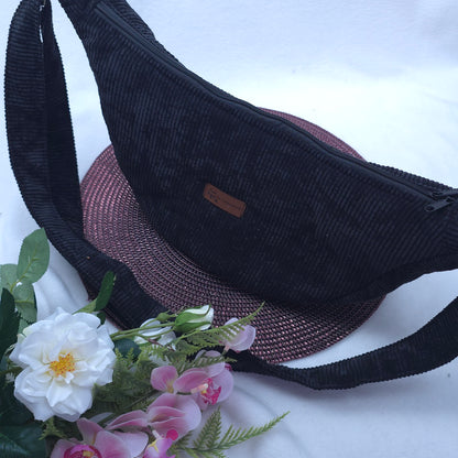 Moonika – handgemachte MoonBag aus Feincord | Halbmondtasche mit austauschbarem Crossbody-Gurt