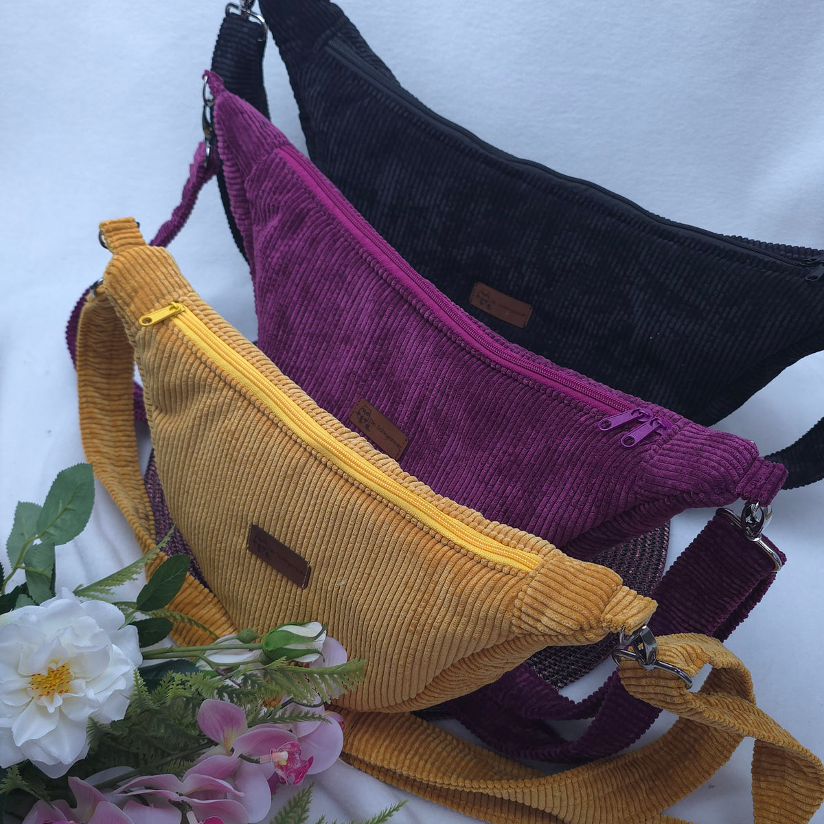 Moonika – handgemachte MoonBag aus Feincord | Halbmondtasche mit austauschbarem Crossbody-Gurt