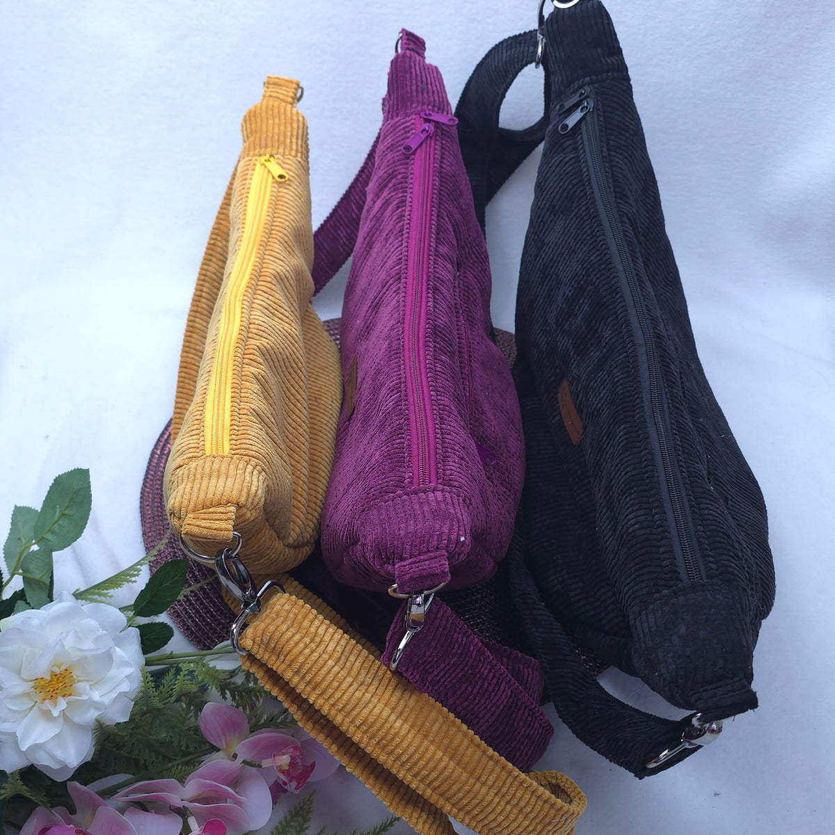 Moonika – handgemachte MoonBag aus Feincord | Halbmondtasche mit austauschbarem Crossbody-Gurt