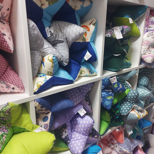 Leseknochen ÜBERRASCHUNGSKNOCHEN | Nackenrolle Kissen Tablethalter Buchstütze Nackenhörnchen waschbar Nackenkissen