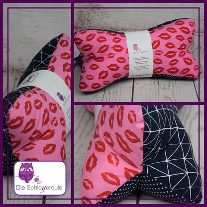 Leseknochen Kiss me pink | Nackenkissen Nackenrolle Kissen Tabletthalter Buchstütze Nackenhörnchen  waschbar