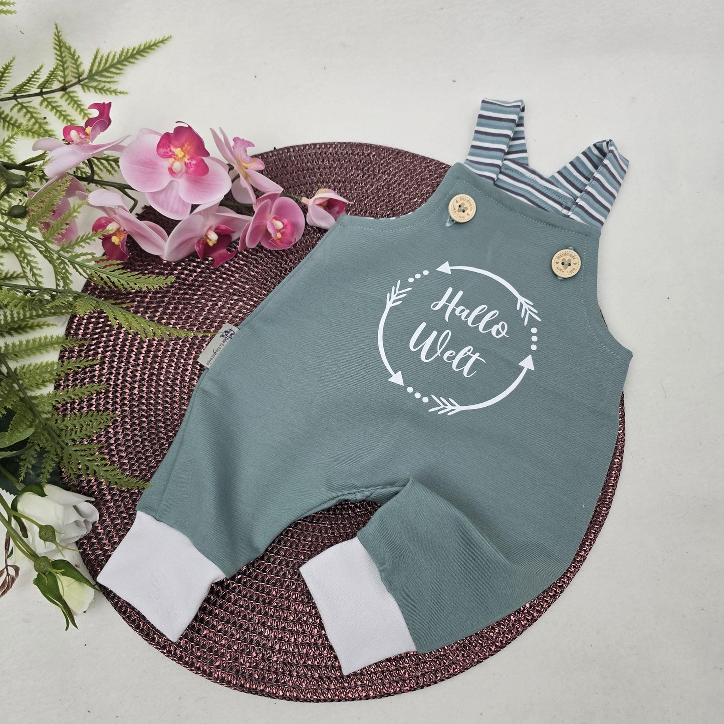 Strampler Latzhose Romper mit Holzknöpfen - Geschenk zur Geburt - individualisierbar