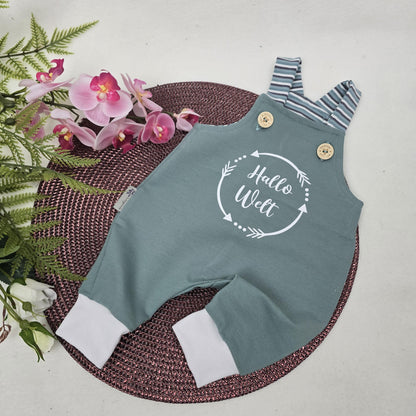 Strampler Latzhose Romper mit Holzknöpfen - Geschenk zur Geburt - individualisierbar