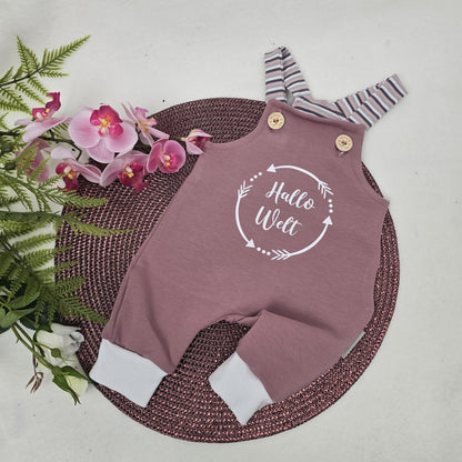 Strampler Latzhose Romper mit Holzknöpfen - Geschenk zur Geburt - individualisierbar