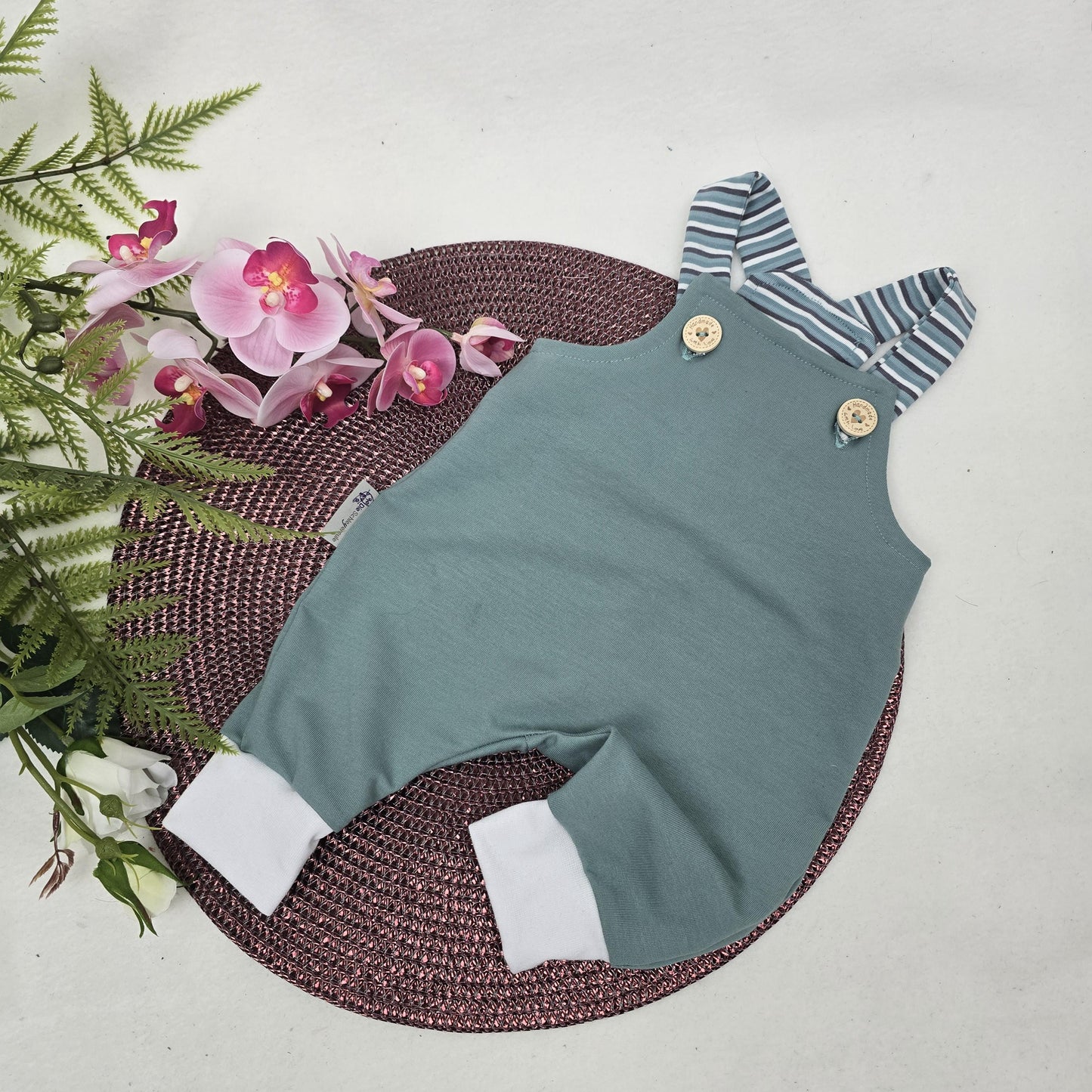 Strampler Latzhose Romper mit Holzknöpfen - Geschenk zur Geburt - individualisierbar