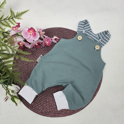 Strampler Latzhose Romper mit Holzknöpfen - Geschenk zur Geburt - individualisierbar