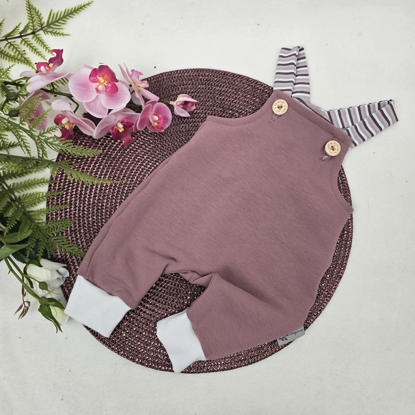 Strampler Latzhose Romper mit Holzknöpfen - Geschenk zur Geburt - individualisierbar
