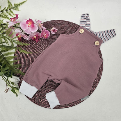 Strampler Latzhose Romper mit Holzknöpfen - Geschenk zur Geburt - individualisierbar