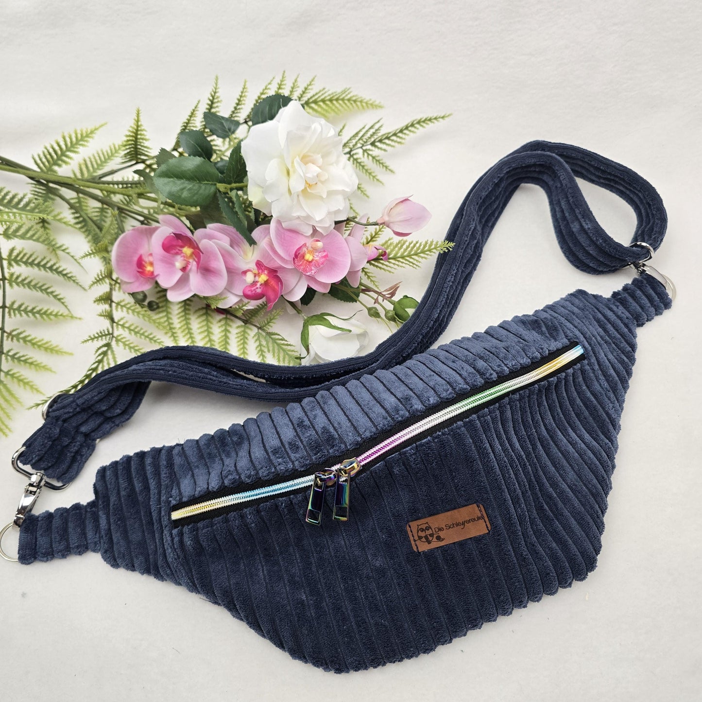 CrossBert Handmade Crossbody Bag – Umhängetasche aus Cord, rechts & links tragbar, Herbsttasche, Geschenk für Frauen, Innen- u. Außentasche