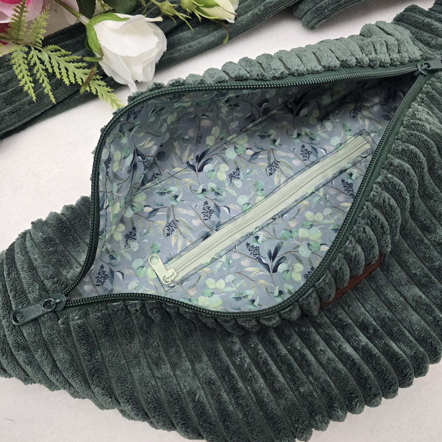 CrossBert Handmade Crossbody Bag – Umhängetasche aus Cord, rechts & links tragbar, Herbsttasche, Geschenk für Frauen, Innen- u. Außentasche
