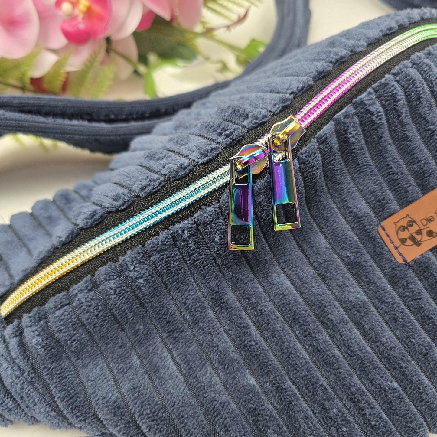 CrossBert Handmade Crossbody Bag – Umhängetasche aus Cord, rechts & links tragbar, Herbsttasche, Geschenk für Frauen, Innen- u. Außentasche