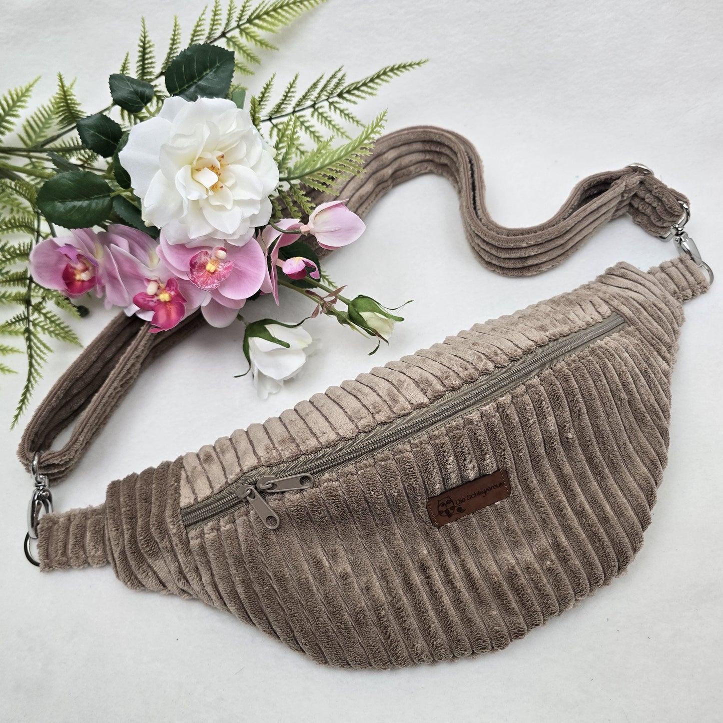 CrossBert Handmade Crossbody Bag – Umhängetasche aus Cord, rechts & links tragbar, Herbsttasche, Geschenk für Frauen, Innen- u. Außentasche