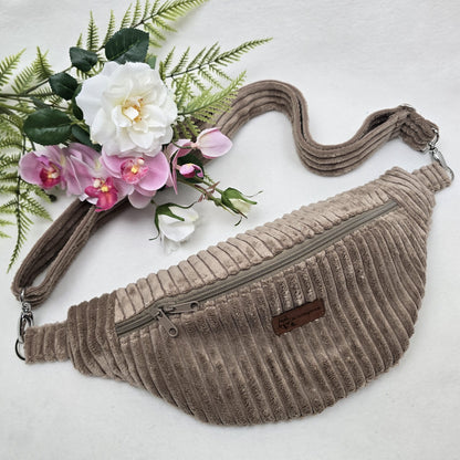 CrossBert Handmade Crossbody Bag – Umhängetasche aus Cord, rechts & links tragbar, Herbsttasche, Geschenk für Frauen, Innen- u. Außentasche